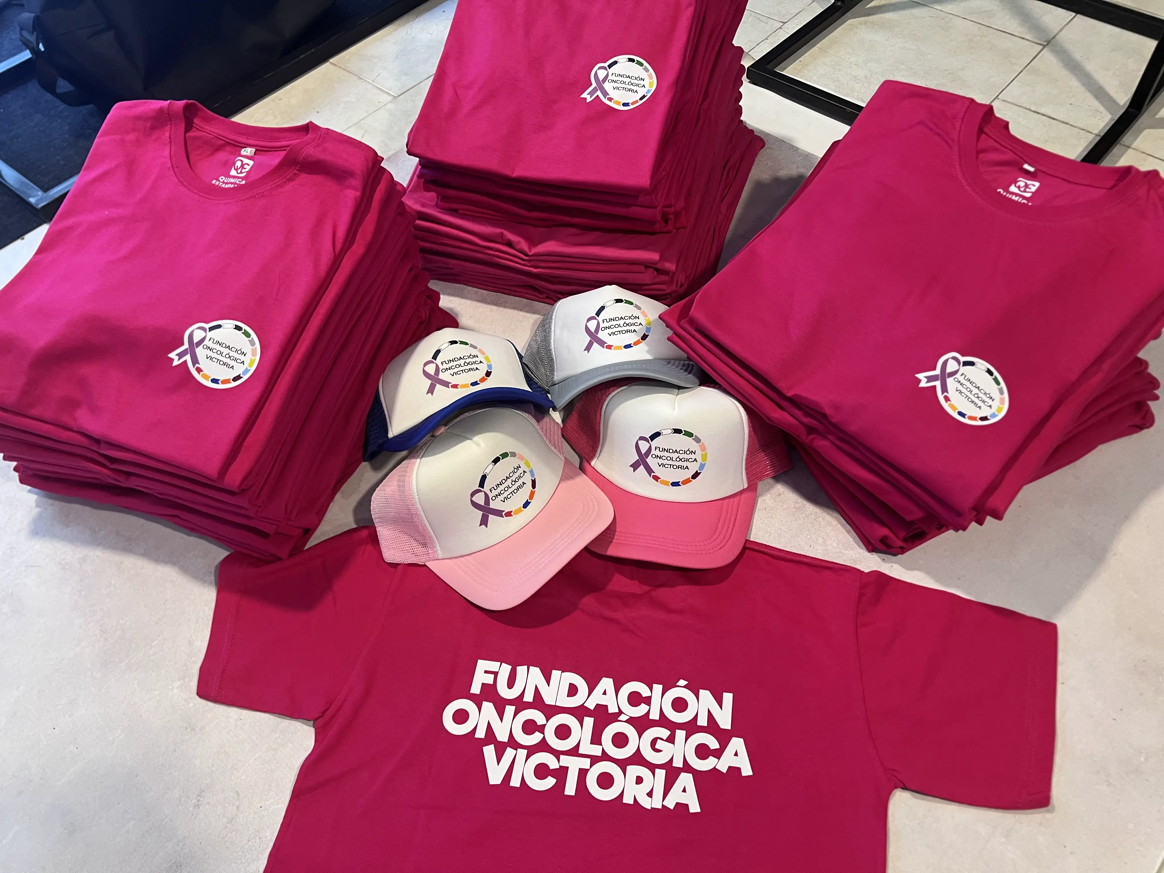 Remeras y gorras estampadas para Fundación Oncológica Victoria