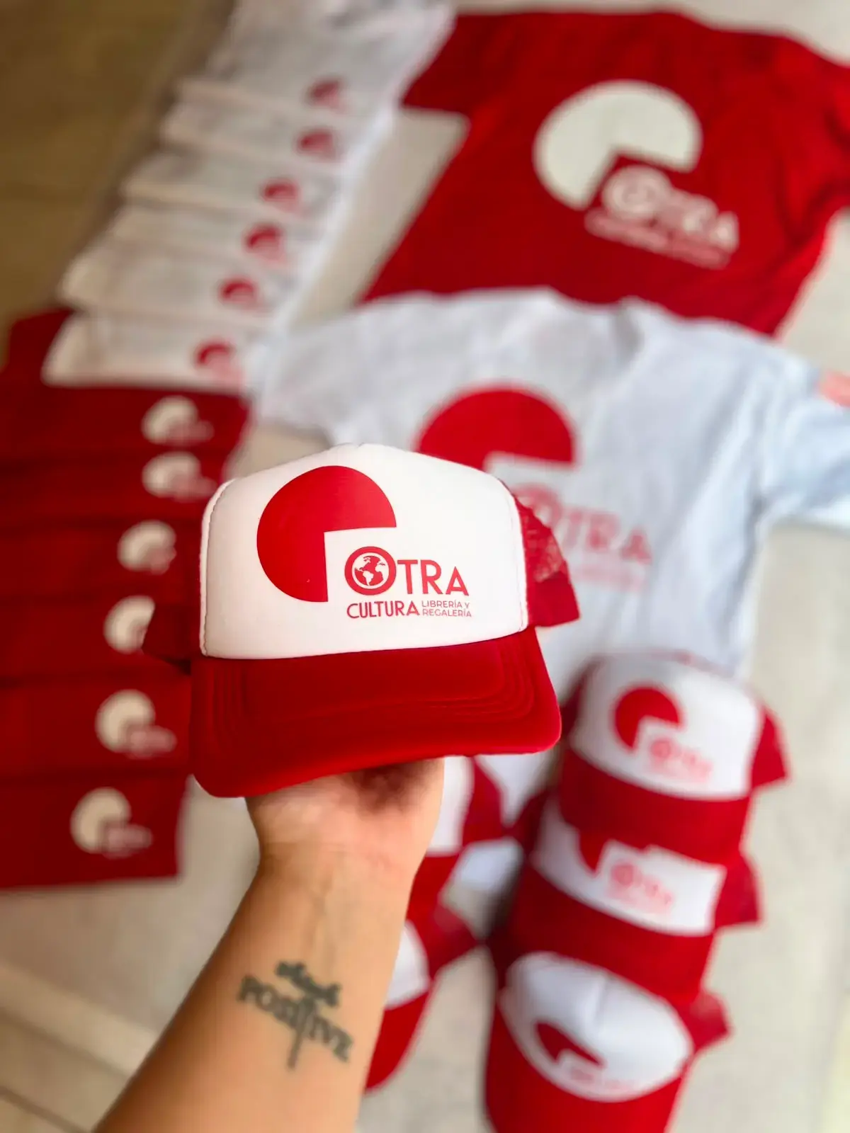 Gorras y prendas estampadas para Otra Cultura