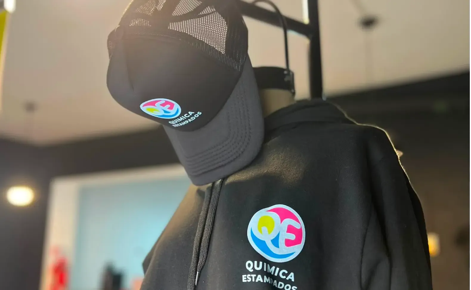 Gorra y buzo personalizados por Química Estampados